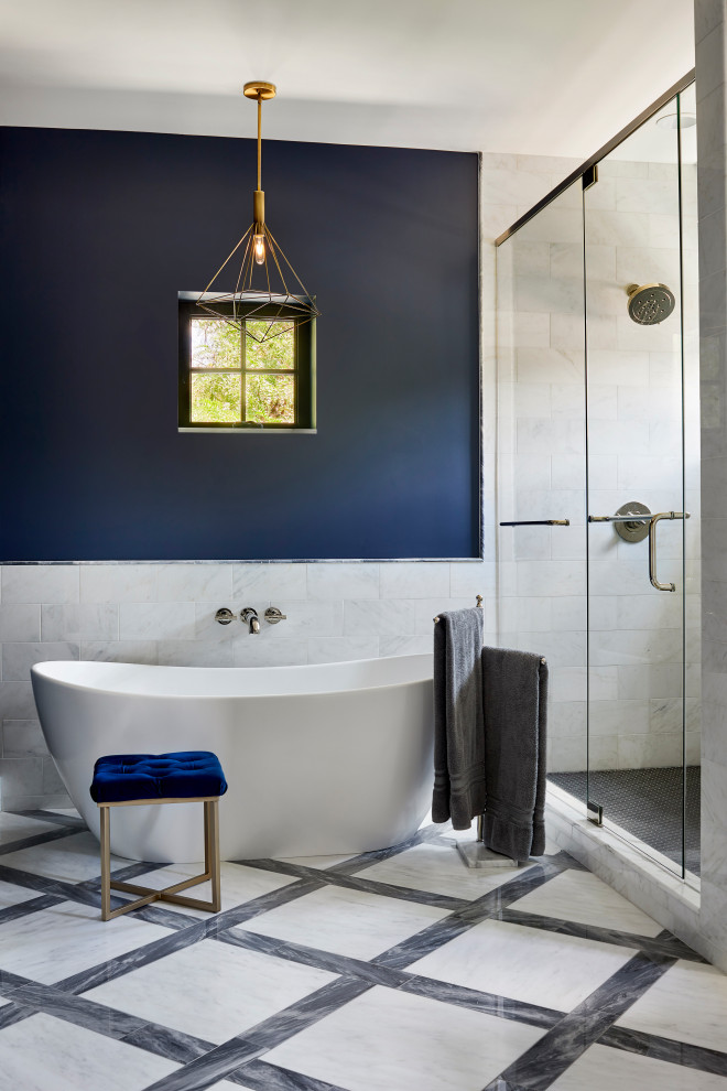 Источник вдохновения для домашнего уюта: большая главная ванная комната в скандинавском стиле с плоскими фасадами, фасадами цвета дерева среднего тона, отдельно стоящей ванной, двойным душем, раздельным унитазом, белой плиткой, мраморной плиткой, синими стенами, мраморным полом, врезной раковиной, мраморной столешницей, разноцветным полом, душем с распашными дверями, белой столешницей, нишей, тумбой под две раковины и подвесной тумбой