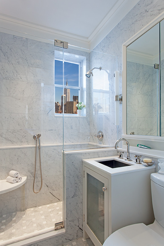 Inspiration för små moderna en-suite badrum, med ett undermonterad handfat, luckor med glaspanel, vita skåp, marmorbänkskiva, en dusch i en alkov, en toalettstol med separat cisternkåpa, grå kakel, stenkakel, grå väggar och mosaikgolv