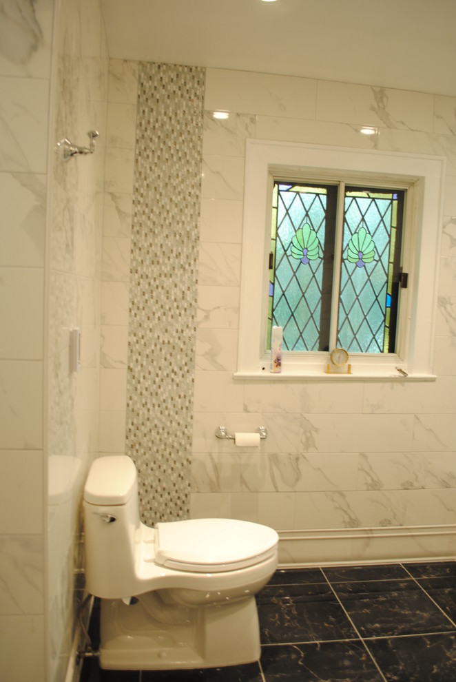 Exemple d'une salle de bain chic de taille moyenne avec un placard en trompe-l'oeil, des portes de placard noires, une baignoire en alcôve, un combiné douche/baignoire, WC à poser, un carrelage blanc, du carrelage en marbre, un mur blanc, un lavabo encastré, un plan de toilette en granite, un sol noir et un sol en carrelage de porcelaine.