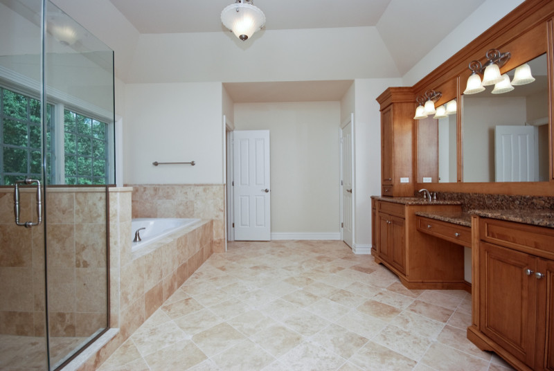 На фото: ванная комната в классическом стиле с столешницей из гранита, бежевой плиткой и каменной плиткой с