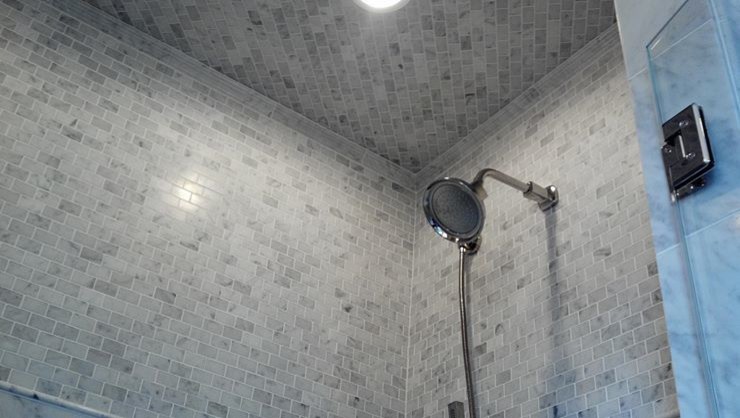 На фото: ванная комната с угловым душем, белой плиткой и плиткой мозаикой с