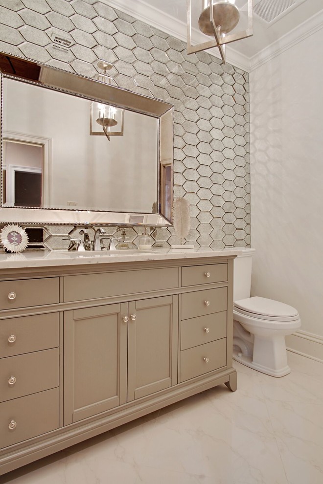 ニューオリンズにあるお手頃価格の中くらいなおしゃれな浴室 (分離型トイレ、ミラータイル、白い壁、アンダーカウンター洗面器、大理石の洗面台) の写真