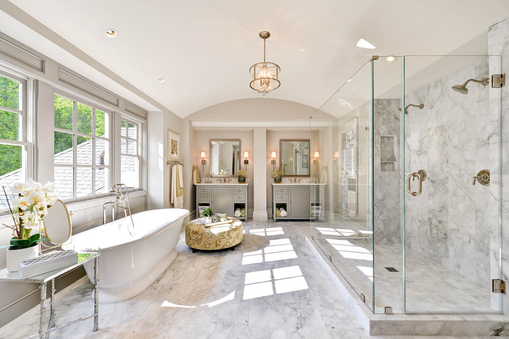 Идея дизайна: огромная главная ванная комната в классическом стиле с фасадами с утопленной филенкой, серыми фасадами, отдельно стоящей ванной, открытым душем, разноцветной плиткой, каменной плиткой, серыми стенами, мраморным полом, монолитной раковиной и мраморной столешницей
