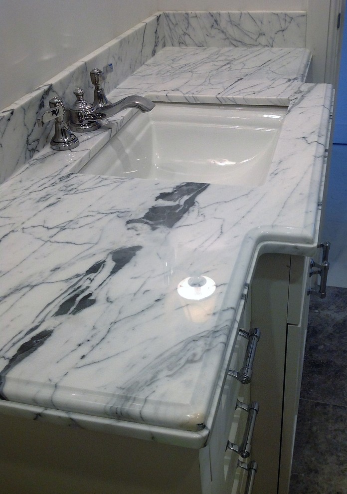 Ejemplo de cuarto de baño principal rústico pequeño con baldosas y/o azulejos blancos, losas de piedra y encimera de mármol