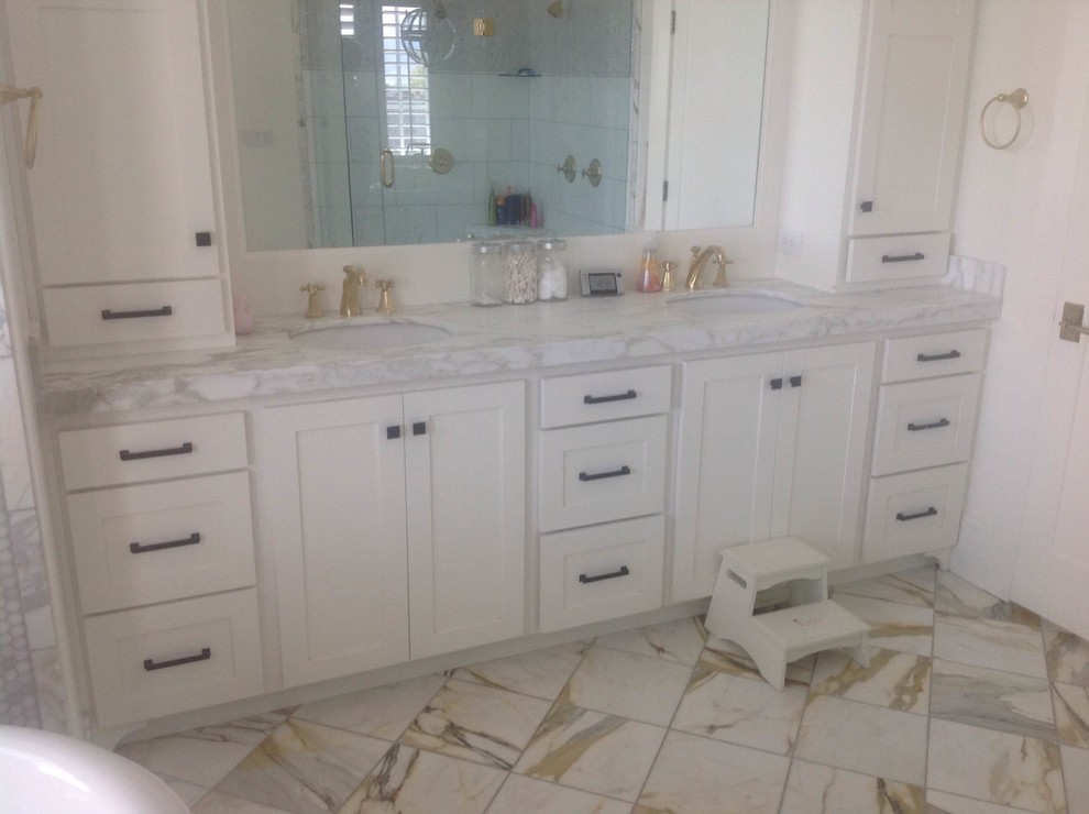 Imagen de cuarto de baño principal de estilo americano pequeño con baldosas y/o azulejos blancos, baldosas y/o azulejos de piedra, suelo de mármol y encimera de mármol