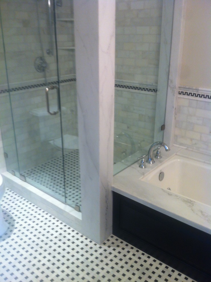 Esempio di una piccola stanza da bagno padronale chic con piastrelle bianche, top in marmo, vasca da incasso, doccia alcova, piastrelle a mosaico, pareti beige e pavimento in gres porcellanato