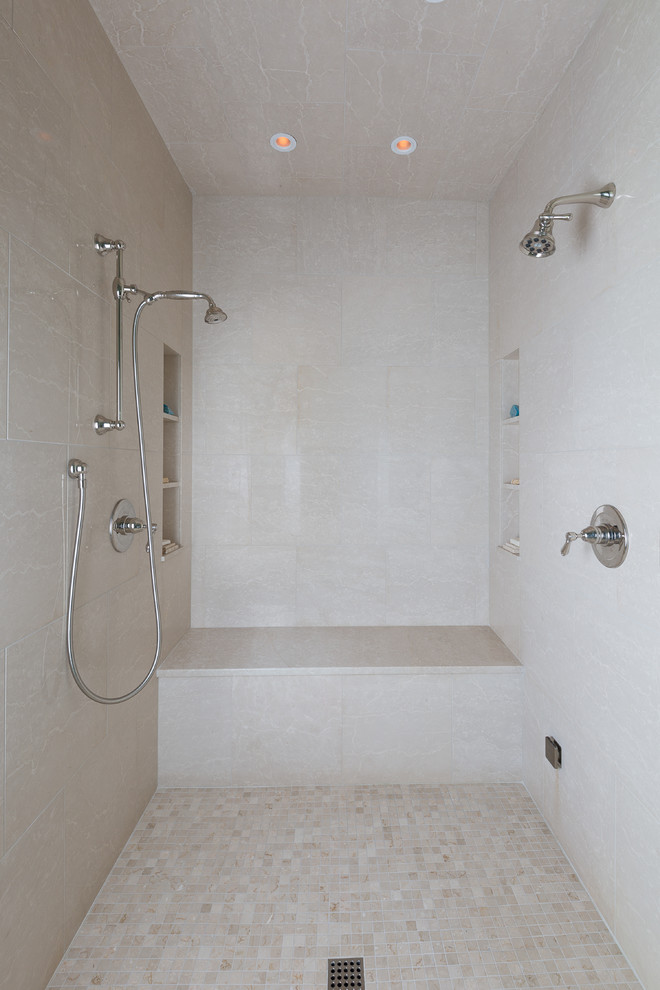 Источник вдохновения для домашнего уюта: большая главная ванная комната в классическом стиле с двойным душем, бежевой плиткой, каменной плиткой, бежевыми стенами и мраморным полом