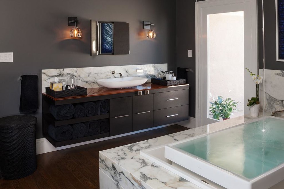 Idee per una stanza da bagno padronale minimalista di medie dimensioni con vasca/doccia e pavimento in marmo