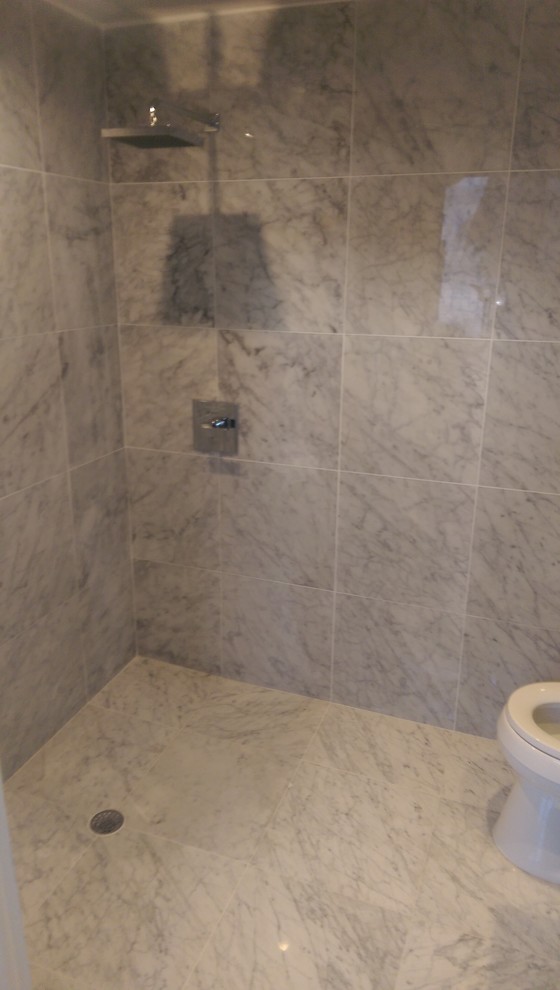 Idéer för att renovera ett mellanstort funkis badrum med dusch, med en toalettstol med hel cisternkåpa, beige väggar, ett fristående handfat, en öppen dusch, grå kakel, vit kakel, porslinskakel, marmorgolv och marmorbänkskiva