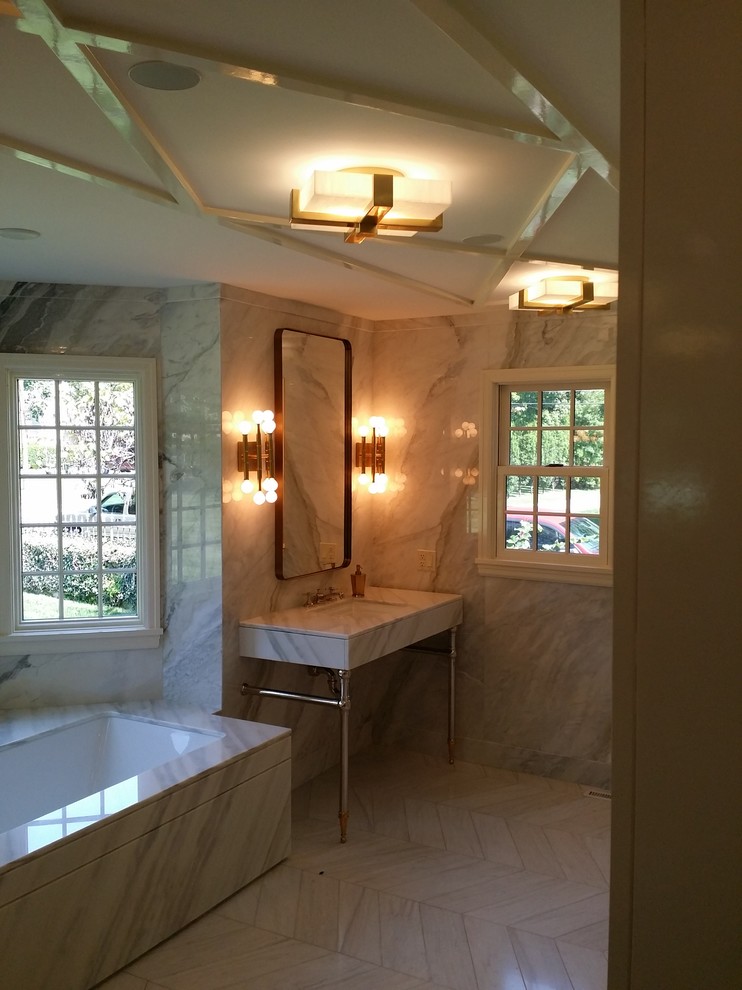 Cette image montre une salle de bain principale traditionnelle de taille moyenne avec un lavabo encastré, un placard à porte plane, des portes de placard blanches, un plan de toilette en marbre, une baignoire encastrée, une douche double, WC à poser, un carrelage blanc, un mur blanc et un sol en marbre.