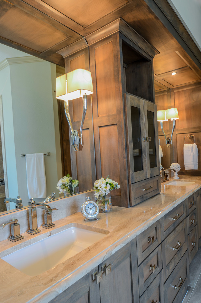 Exemple d'une grande salle de bain principale tendance en bois brun avec un lavabo encastré, un placard à porte shaker, un plan de toilette en marbre, une baignoire indépendante, une douche ouverte, WC à poser, un carrelage beige, un carrelage de pierre, un mur vert et un sol en travertin.