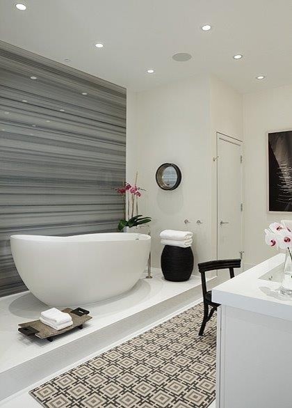 Foto de cuarto de baño principal contemporáneo de tamaño medio con lavabo bajoencimera, bañera exenta, baldosas y/o azulejos multicolor, paredes blancas y suelo de baldosas de porcelana