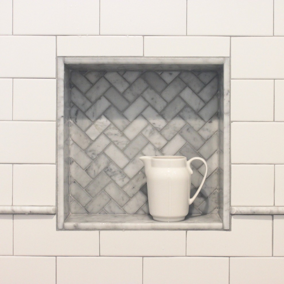 Imagen de cuarto de baño clásico de tamaño medio con baldosas y/o azulejos blancos, baldosas y/o azulejos de cemento, paredes grises, suelo de mármol, lavabo con pedestal, suelo gris y ducha con puerta con bisagras