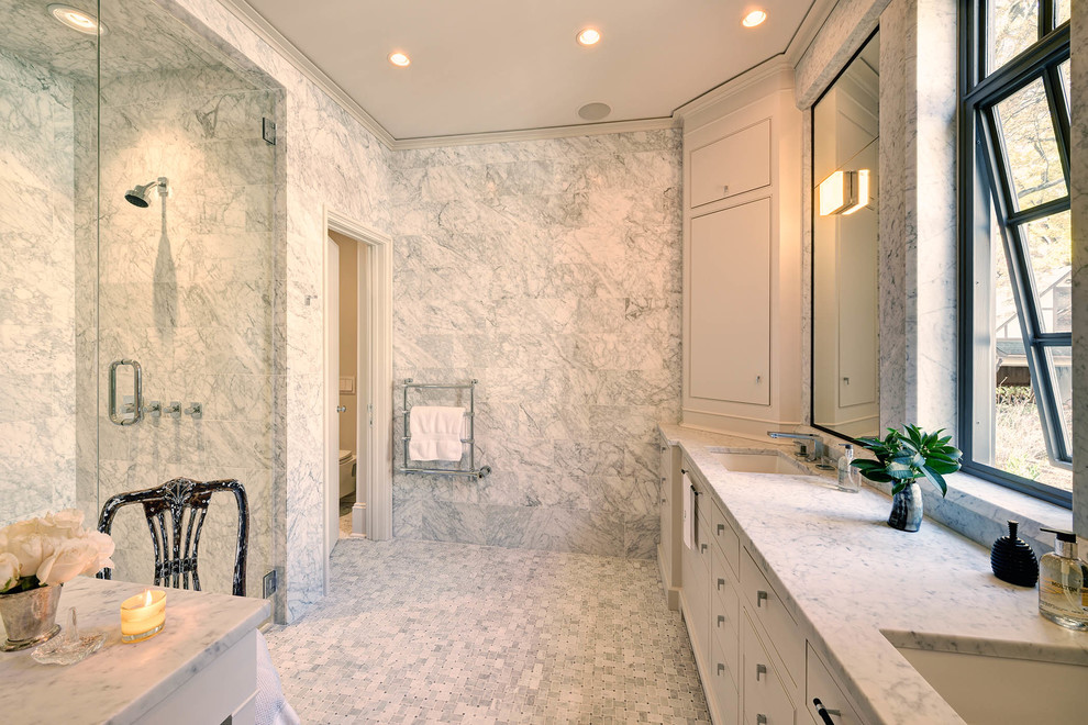 Immagine di una stanza da bagno classica con top in marmo