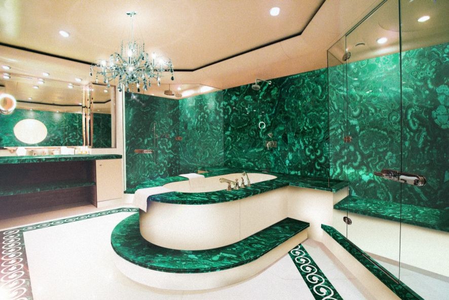 Пример оригинального дизайна: большая главная ванная комната в классическом стиле с открытыми фасадами, темными деревянными фасадами, накладной ванной, душем в нише, зеленой плиткой, каменной плиткой, бежевыми стенами, настольной раковиной и мраморной столешницей