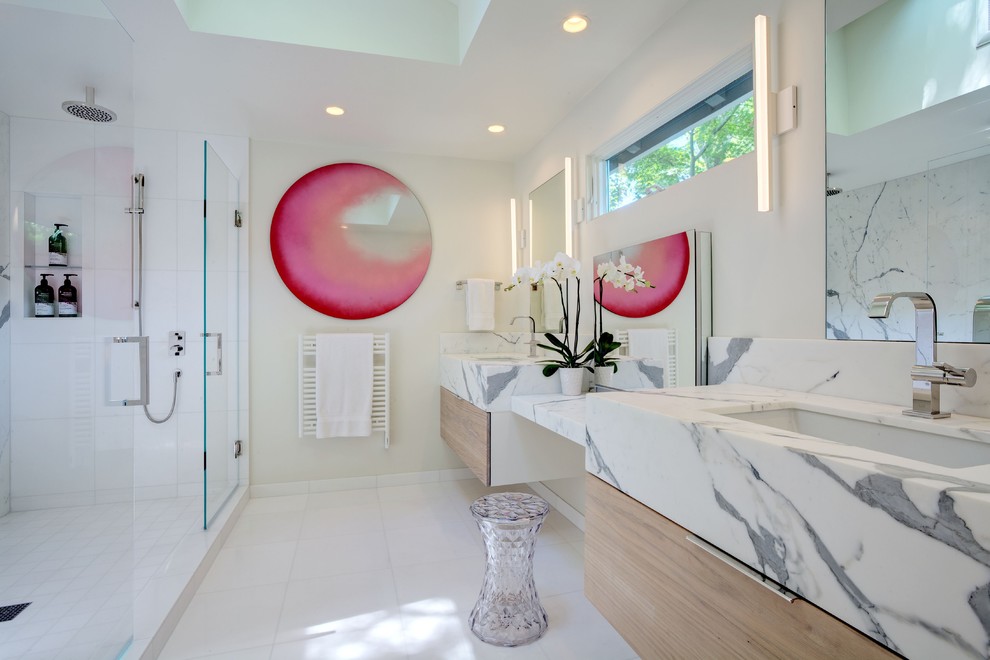 Exempel på ett stort modernt en-suite badrum, med släta luckor, marmorbänkskiva, skåp i mellenmörkt trä, vit kakel, beige väggar, ett undermonterad handfat och vitt golv