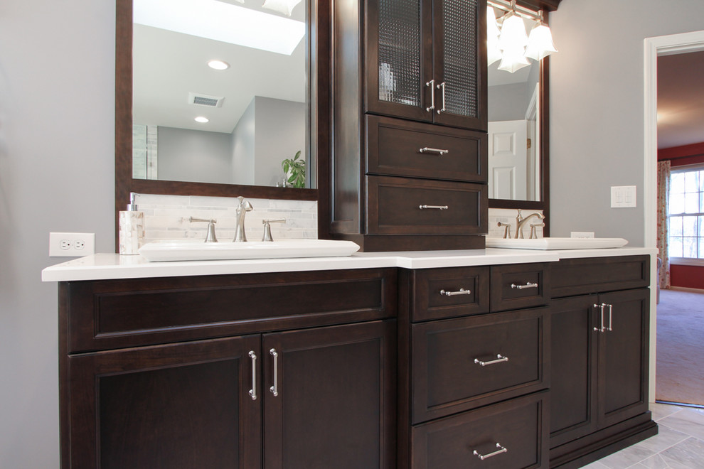 Exempel på ett stort klassiskt en-suite badrum, med ett nedsänkt handfat, skåp i mörkt trä, ett fristående badkar, vit kakel, grå väggar, marmorgolv, skåp i shakerstil, stickkakel, bänkskiva i kvarts, en hörndusch, vitt golv och dusch med gångjärnsdörr