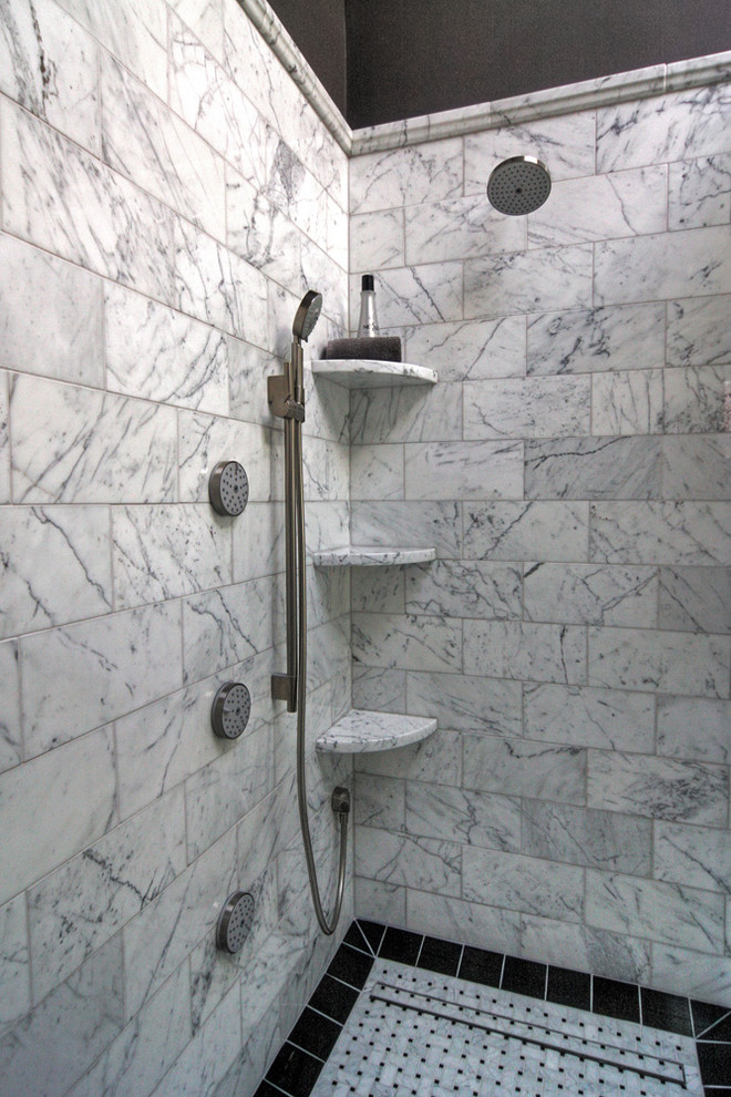 Foto på ett stort vintage en-suite badrum, med luckor med upphöjd panel, vita skåp, en kantlös dusch, en toalettstol med separat cisternkåpa, svart och vit kakel, stenkakel, grå väggar, marmorgolv, ett undermonterad handfat och marmorbänkskiva