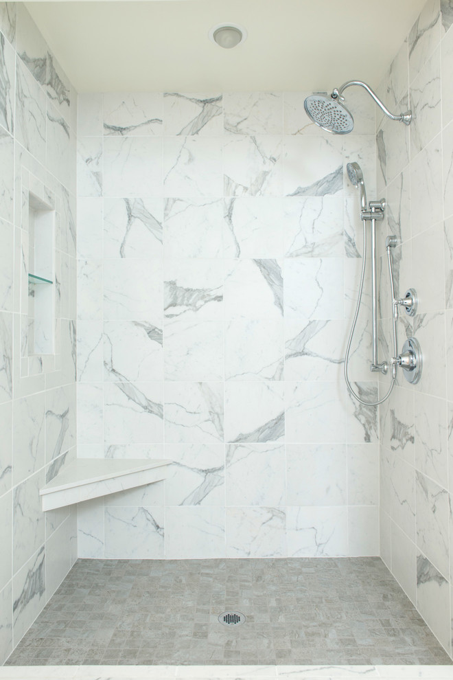 Inspiration för ett mellanstort vintage en-suite badrum, med möbel-liknande, vita skåp, marmorbänkskiva, ett fristående badkar, en dusch i en alkov, vit kakel, porslinskakel, vita väggar och klinkergolv i porslin