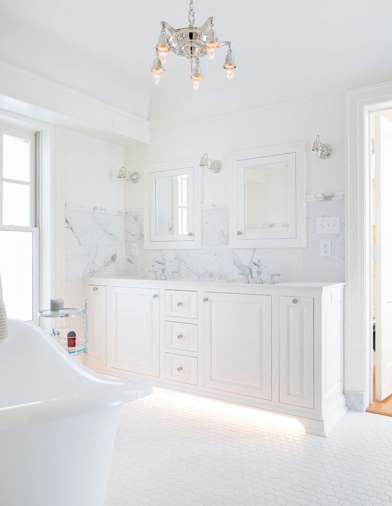 Стильный дизайн: главная ванная комната среднего размера в классическом стиле с фасадами островного типа, белыми фасадами, мраморной столешницей, отдельно стоящей ванной, душем в нише, белой плиткой, керамогранитной плиткой, белыми стенами и полом из керамогранита - последний тренд