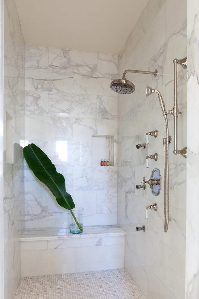 Пример оригинального дизайна: большая главная ванная комната в средиземноморском стиле с фасадами с выступающей филенкой, светлыми деревянными фасадами, отдельно стоящей ванной, душем в нише, белой плиткой, плиткой мозаикой, белыми стенами, мраморным полом, врезной раковиной и мраморной столешницей
