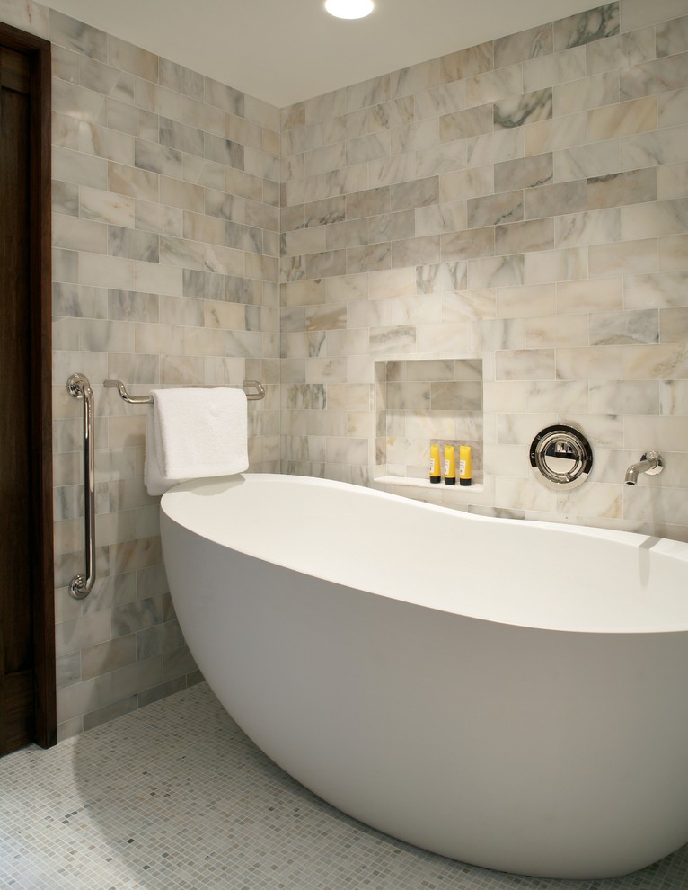 ボストンにあるトランジショナルスタイルのおしゃれなマスターバスルーム (置き型浴槽、白いタイル、石タイル、モザイクタイル、大理石の洗面台) の写真