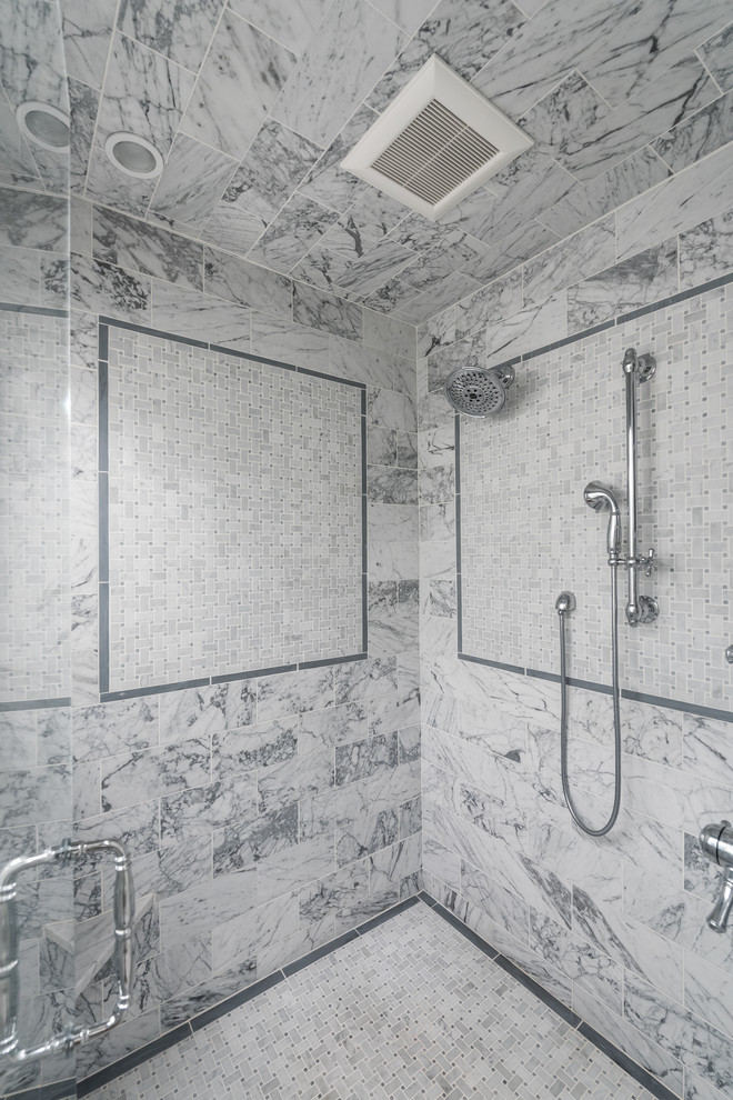 Exempel på ett mellanstort klassiskt en-suite badrum, med luckor med infälld panel, vita skåp, en hörndusch, en toalettstol med separat cisternkåpa, grå kakel, stenhäll, grå väggar, mosaikgolv, ett undermonterad handfat och marmorbänkskiva