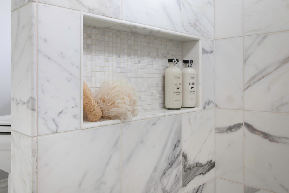 Bild på ett mellanstort vintage vit vitt en-suite badrum, med luckor med infälld panel, vita skåp, en dusch i en alkov, en toalettstol med hel cisternkåpa, grå kakel, glaskakel, grå väggar, marmorgolv, ett undermonterad handfat, marmorbänkskiva, vitt golv och dusch med gångjärnsdörr