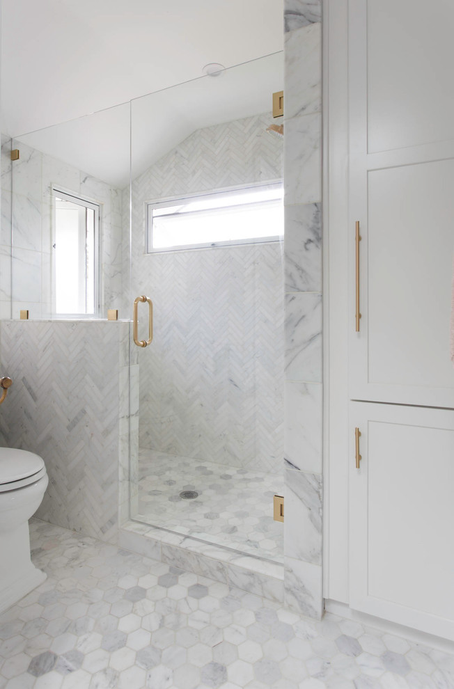 Источник вдохновения для домашнего уюта: главная ванная комната среднего размера в стиле неоклассика (современная классика) с фасадами с утопленной филенкой, белыми фасадами, душем в нише, унитазом-моноблоком, серой плиткой, стеклянной плиткой, серыми стенами, мраморным полом, врезной раковиной, мраморной столешницей, белым полом, душем с распашными дверями и белой столешницей