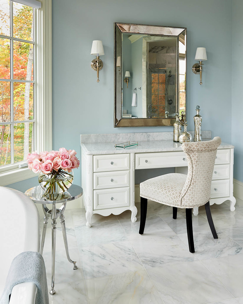 Foto di una stanza da bagno chic con consolle stile comò, ante bianche, top in marmo, vasca con piedi a zampa di leone e doccia ad angolo