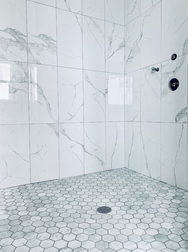 Inspiration pour une grande salle de bain principale traditionnelle avec un carrelage gris et du carrelage en marbre.