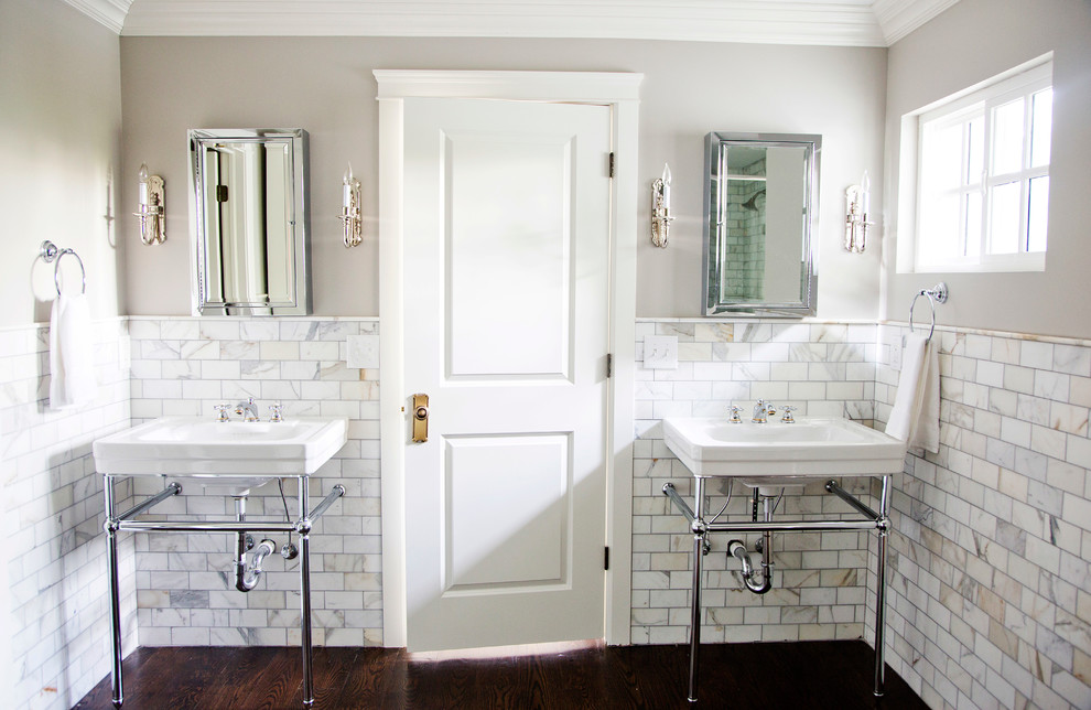 Стильный дизайн: ванная комната в классическом стиле с консольной раковиной и мраморной плиткой - последний тренд