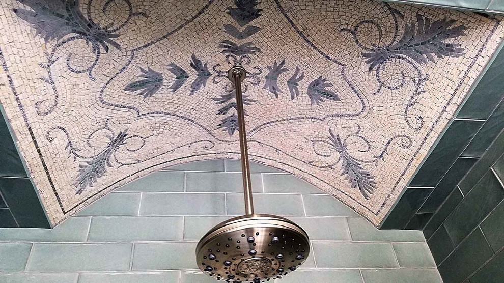 Esempio di una stanza da bagno mediterranea con piastrelle multicolore e piastrelle a mosaico
