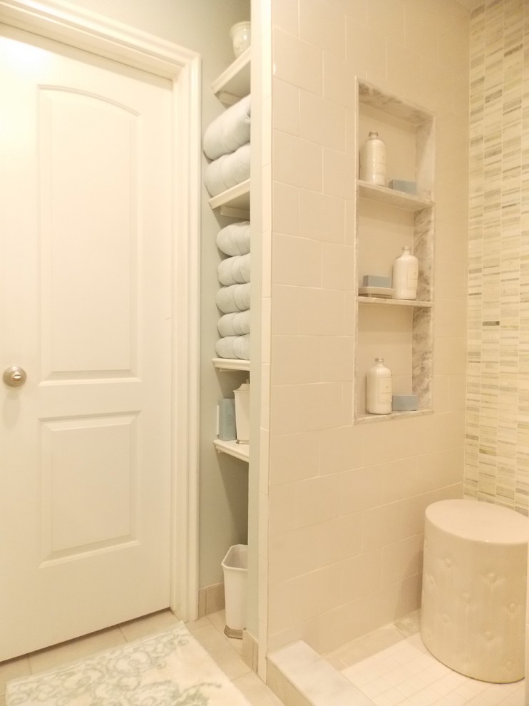 Idéer för ett litet klassiskt badrum med dusch, med öppna hyllor, vita skåp, marmorbänkskiva, en öppen dusch, vit kakel, mosaik, klinkergolv i keramik, en toalettstol med hel cisternkåpa, ett undermonterad handfat, beige väggar, vitt golv och med dusch som är öppen
