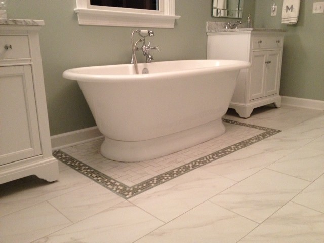Foto di una stanza da bagno padronale costiera con piastrelle grigie, piastrelle in gres porcellanato e pavimento in gres porcellanato