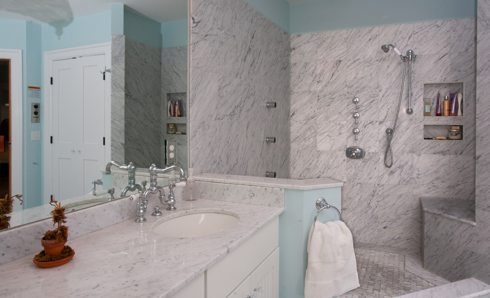 На фото: ванная комната среднего размера в классическом стиле с фасадами в стиле шейкер, белыми фасадами, раздельным унитазом, синими стенами, мраморным полом, душевой кабиной, врезной раковиной, столешницей из гранита, белым полом, ванной в нише, угловым душем и открытым душем