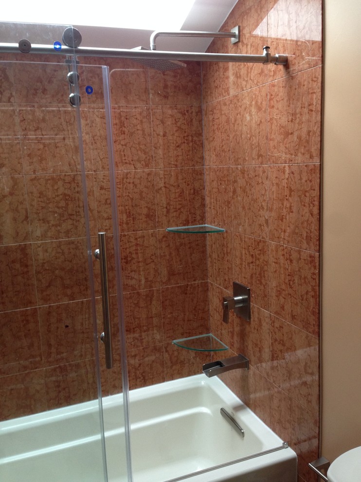 Foto de cuarto de baño tradicional renovado de tamaño medio con bañera empotrada, baldosas y/o azulejos marrones, baldosas y/o azulejos de cerámica, paredes beige y combinación de ducha y bañera