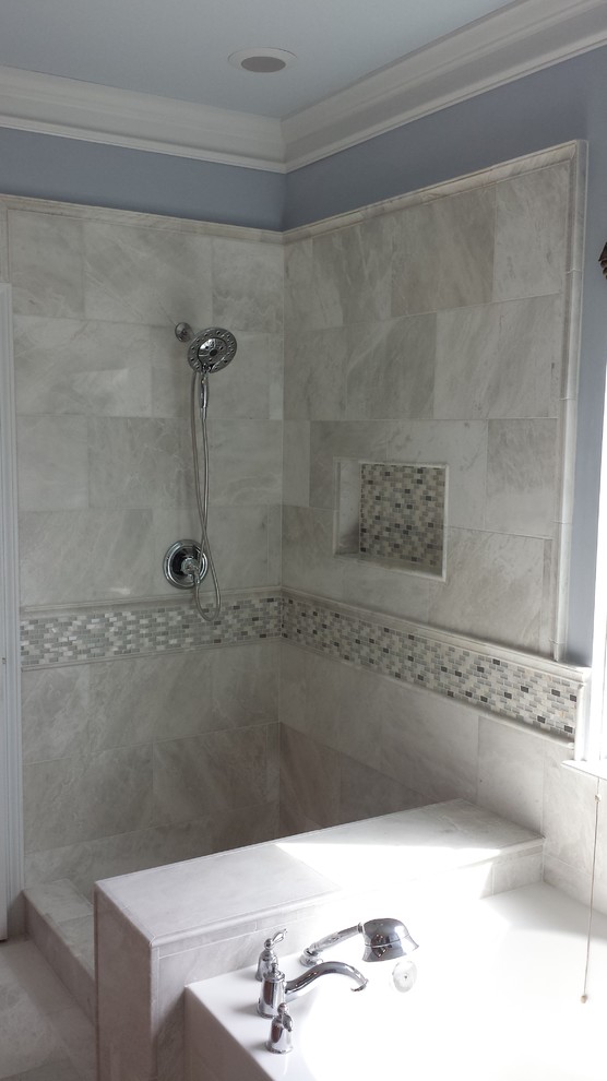 Идея дизайна: главная ванная комната среднего размера в современном стиле с накладной ванной, угловым душем, бежевой плиткой, каменной плиткой, синими стенами, мраморным полом, бежевым полом и открытым душем