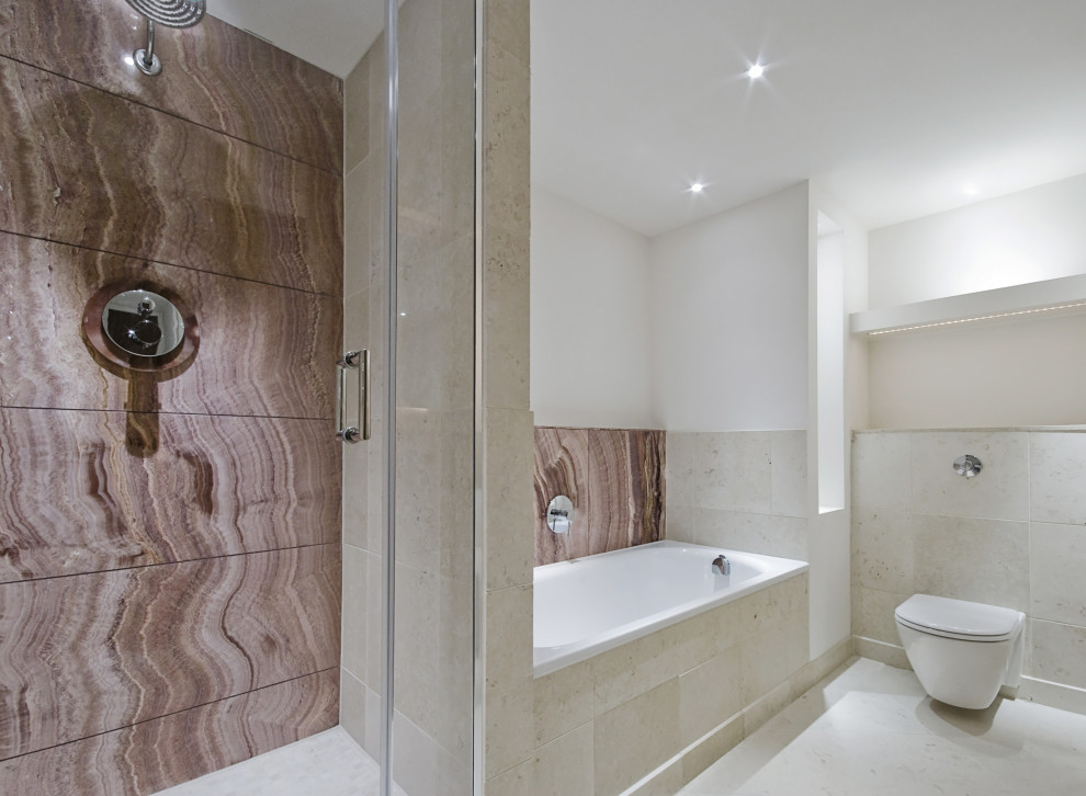 Свежая идея для дизайна: маленькая ванная комната в современном стиле с коричневой плиткой, мраморной плиткой и бежевым полом для на участке и в саду - отличное фото интерьера