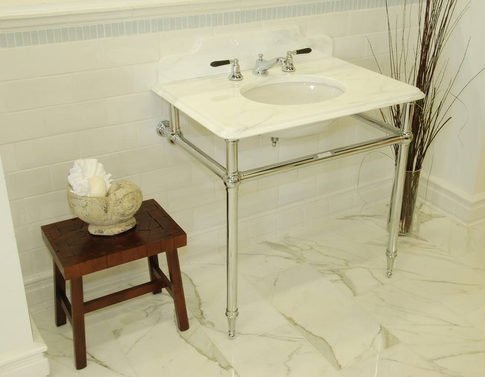Ispirazione per una stanza da bagno chic con pareti bianche, pavimento in marmo, top in marmo e lavabo a consolle