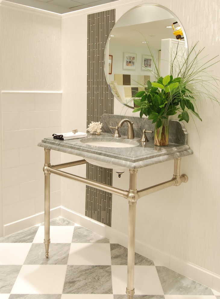 Klassisches Badezimmer mit weißer Wandfarbe, Marmor-Waschbecken/Waschtisch und Waschtischkonsole in New York