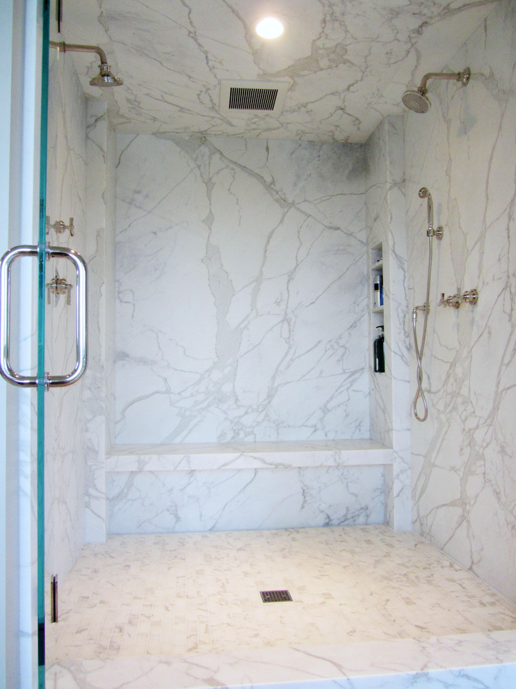 На фото: ванная комната с полновстраиваемой ванной, двойным душем, бежевой плиткой и каменной плиткой