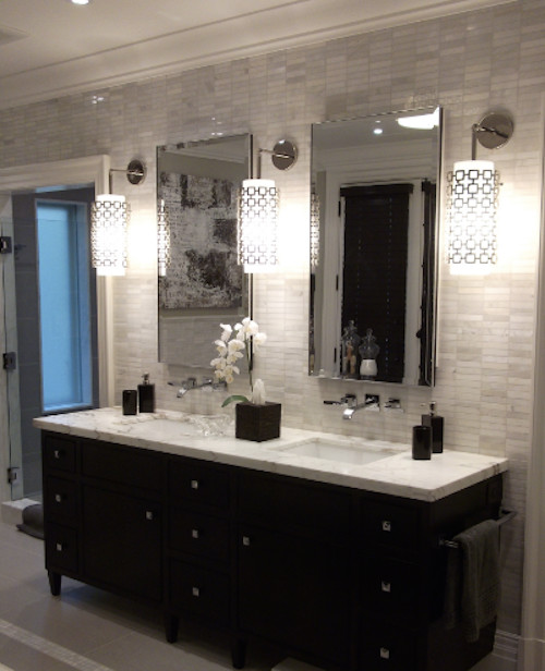 Exempel på ett stort modernt en-suite badrum, med möbel-liknande, skåp i mörkt trä, flerfärgade väggar, ett undermonterad handfat, marmorbänkskiva, ett fristående badkar, klinkergolv i keramik och en dubbeldusch