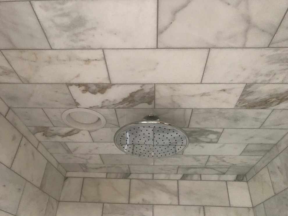 Esempio di una stanza da bagno padronale mediterranea di medie dimensioni con doccia ad angolo, piastrelle bianche, piastrelle in pietra e porta doccia a battente