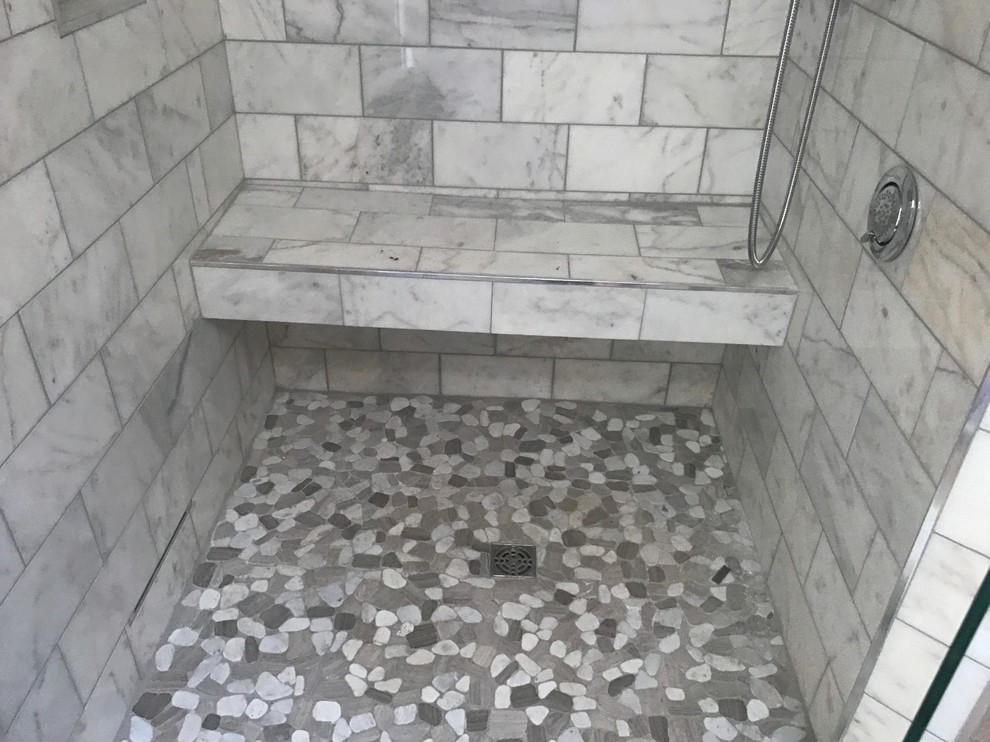 Foto de cuarto de baño principal mediterráneo de tamaño medio con ducha esquinera, baldosas y/o azulejos blancos, baldosas y/o azulejos de piedra y ducha con puerta con bisagras