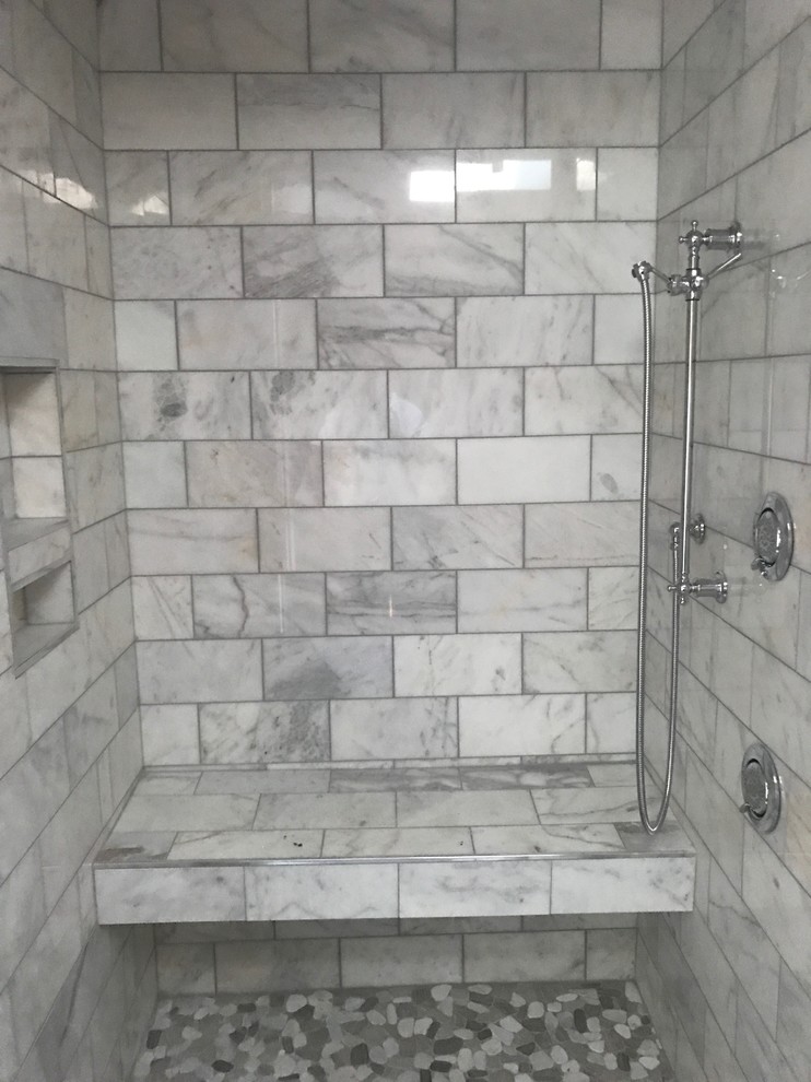 Mittelgroßes Mediterranes Badezimmer En Suite mit Eckdusche, weißen Fliesen, Steinfliesen und Falttür-Duschabtrennung in Atlanta