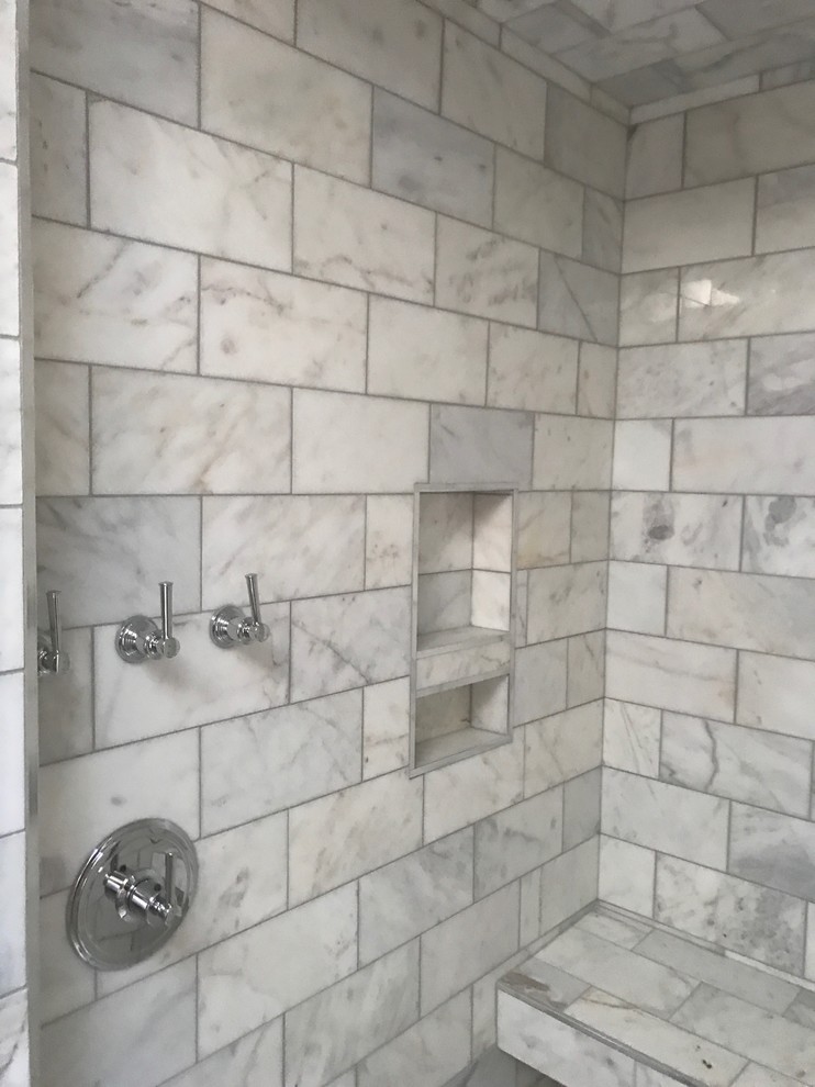 Foto de cuarto de baño principal mediterráneo de tamaño medio con ducha esquinera, baldosas y/o azulejos blancos, baldosas y/o azulejos de piedra y ducha con puerta con bisagras