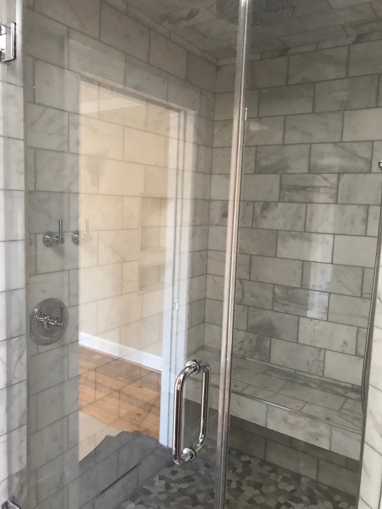 Immagine di una stanza da bagno padronale mediterranea di medie dimensioni con doccia ad angolo, piastrelle bianche, piastrelle in pietra e porta doccia a battente