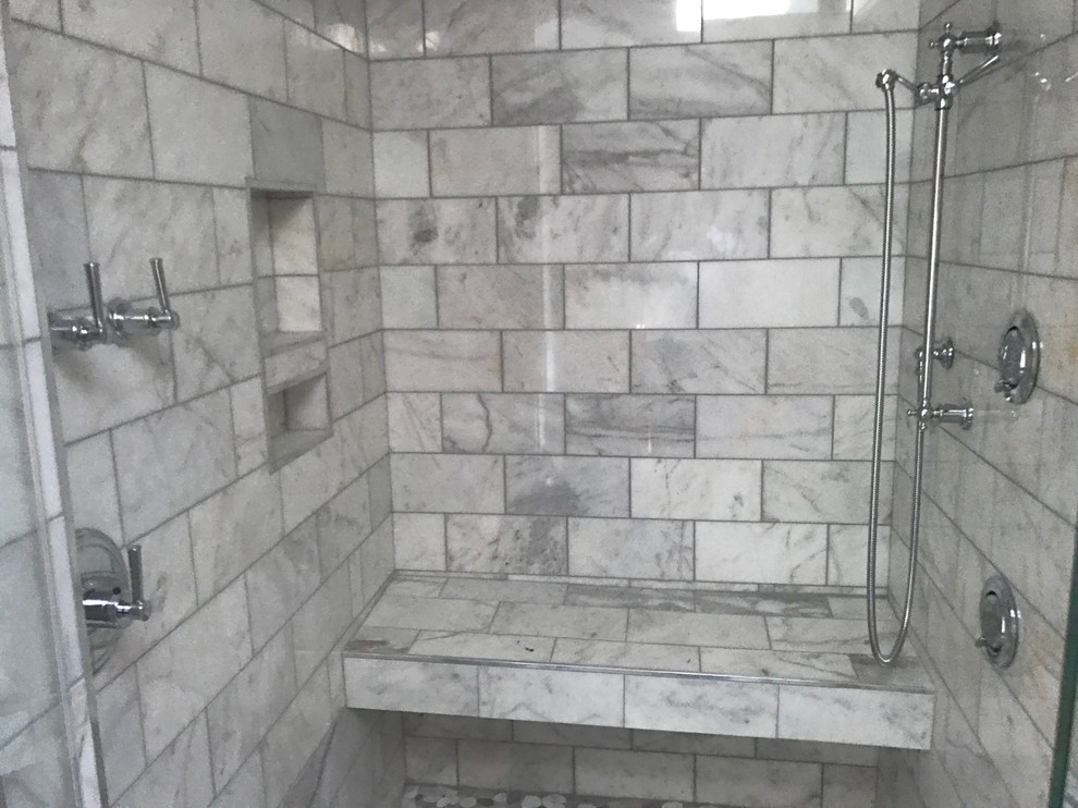 Réalisation d'une salle de bain principale méditerranéenne de taille moyenne avec une douche d'angle, un carrelage blanc, un carrelage de pierre et une cabine de douche à porte battante.