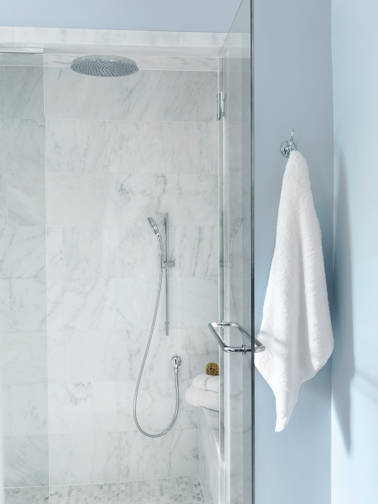 Источник вдохновения для домашнего уюта: главная ванная комната среднего размера в классическом стиле с синими стенами, двойным душем, серой плиткой, каменной плиткой и мраморным полом